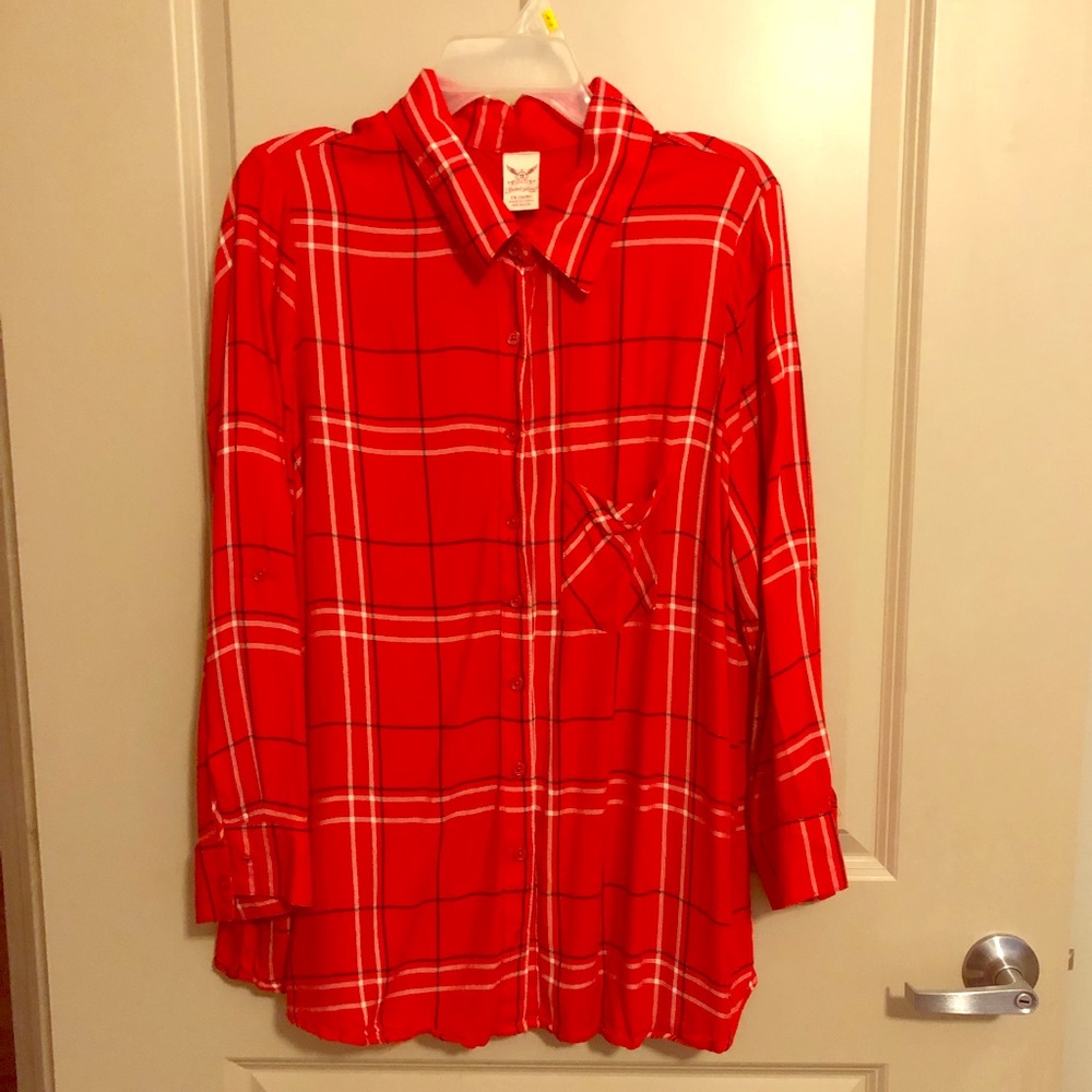 Red Plaid button up. ◾️◽️